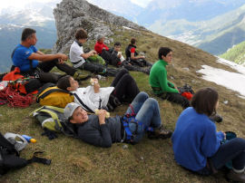 Giorgio insieme con i ragazzi sulla Selletta sotto il rifugio del Velo (26769 bytes)